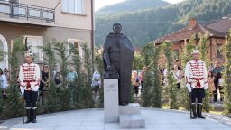 Апостола се завръща в Етрополе с паметник, сътворен в единство