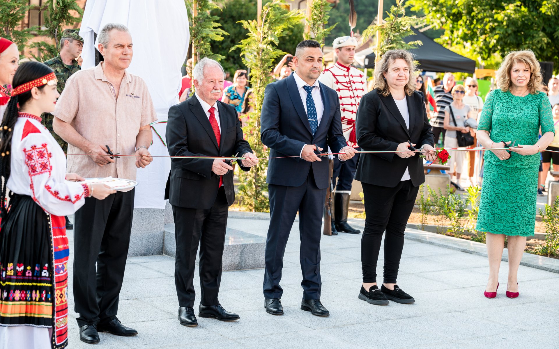 Прерязване на лентата на паметника
