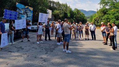 Жители на Девин затвориха главния път за Смолян и Кричим