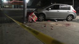 Шофьорът, врязал се в пешеходци в Холивуд, е извлечен от колата и прострелян