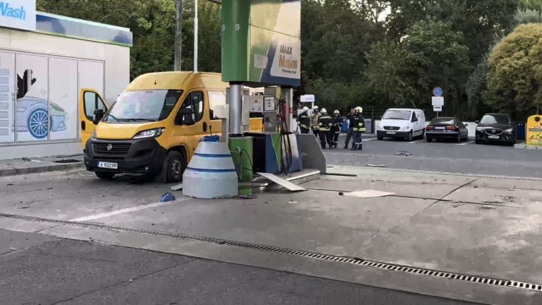 Метанова бутилка на бус се взриви при зареждане на бензиностанция в Бургас (видео)