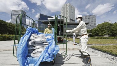 Десетки чували със слабо радиоактивна почва взета от района на