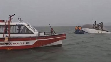 Туристическо корабче се преобърна по време на буря в известния залив