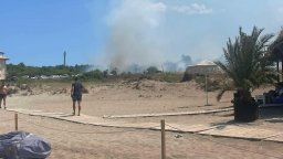 Пожар избухна в южната част на плаж "Нестинарка" (видео)
