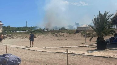 Пожар избухна в южната част на плаж Нестинарка в Царево Сезонът