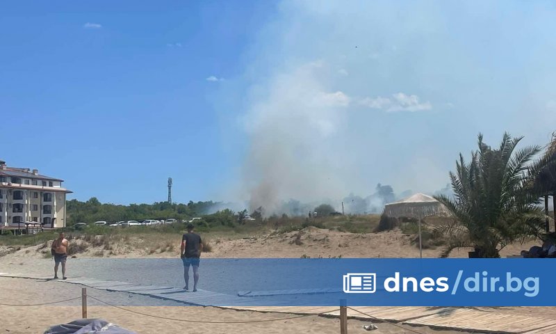 Пожар избухна в южната част на плаж Нестинарка в Царево.Сезонът