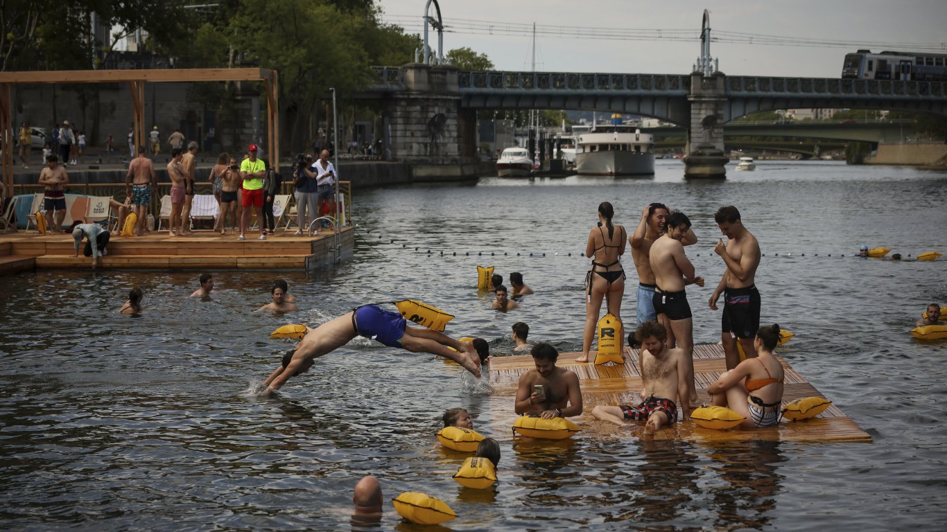 Парижани се гмурнаха в реката още в първия ден, откакто беше разрешено плуването - 5 юли