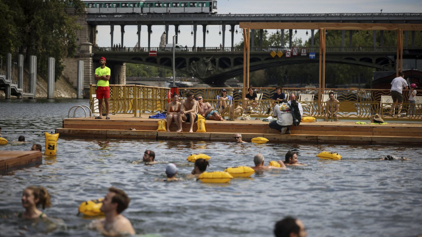 След падането на 100-годишна забрана: Над 50 000 души са дръзнали да плуват в Сена 