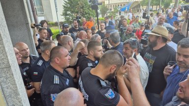 Напрежение пред КПК: Протестиращи опитаха да влязат в сградата, има арестуван (снимки)