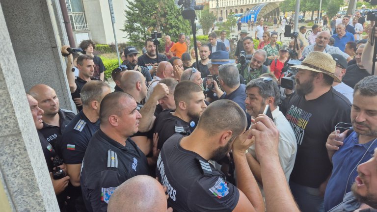 Напрежение пред КПК: Протестиращи опитаха да влязат в сградата, има арестуван (снимки)