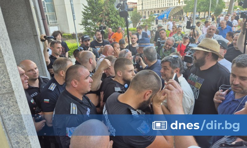 Граждани се събраха пред сградата на на протест с искане
