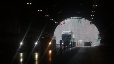 Камион и две коли се удариха на "Хемус", движението се отклонява по обходен път