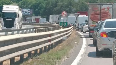 Пътни полицаи спасиха мъж със симптоми на инфаркт в задръстване