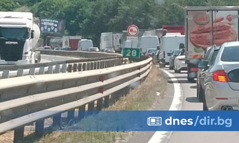 Движението в двете посоки по пътна връзка Прелог на автомагистрала