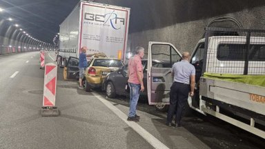  Камион и две коли се удариха на 