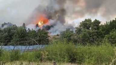 Пожарът край Костинброд пламна отново, застрашава детски онкоцентър и помпена станция