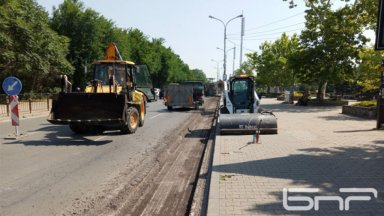 Извършва се текущ ремонт на участък от активната лента и