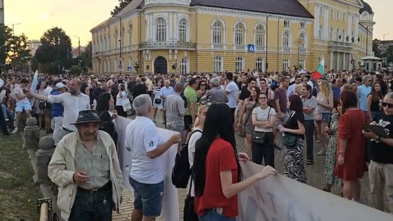 Протест и шествие в центъра на София с искане за оставката на Борислав Сарафов (снимки/видео)