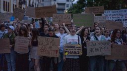 "Срам, срам": Протести след като Зеленски подписа закон за ограничаване на антикорупционните органи