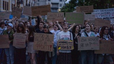 "Срам, срам": Протести след като Зеленски подписа закон за ограничаване на антикорупционните органи