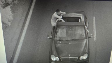 Тол камерите са уловили пътник седнал на прозореца на движеща