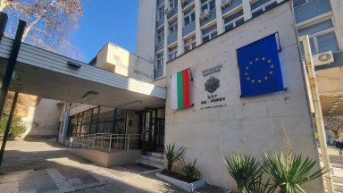 Шофьор свали спътничката си на пътя край Ловеч през нощта, полицаи й помогнаха