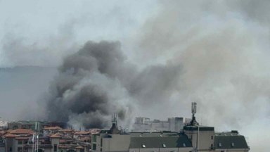 Пожар избухна на паркинг в близост до хотел Макон в