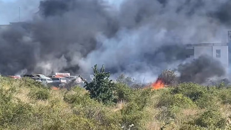 Над 10 коли горят на паркинг до голям хотел в Свети Влас, евакуират туристи (видео)