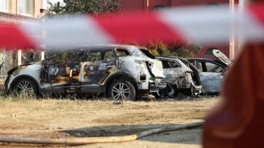 Двадесет и два леки автомобила са напълно изгорели при