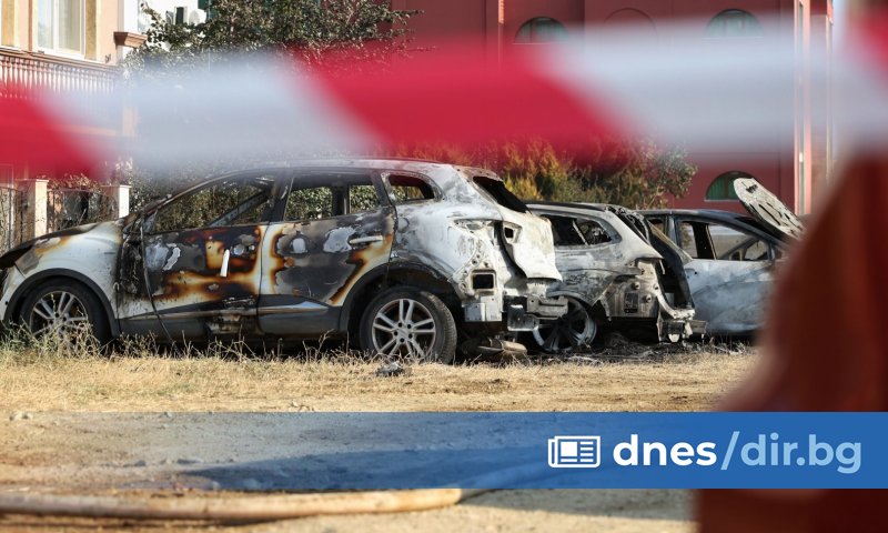 Двадесет и два леки автомобила са напълно изгорели при .
