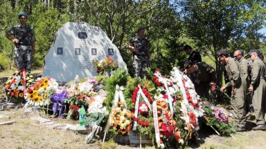 "Спасители на родната гора": Преди 22 г. трима военни пилоти и пожарникар загинаха в борба с пламъците