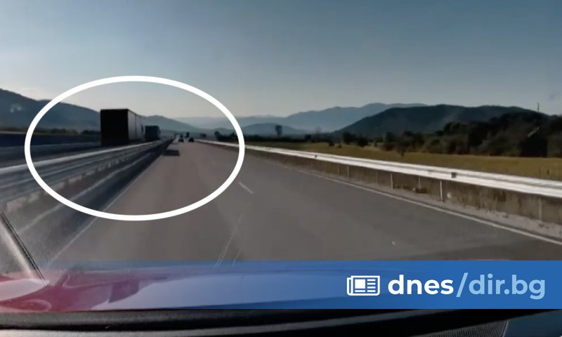 Два тежкотоварни камиона са заснети да се движат с километри в