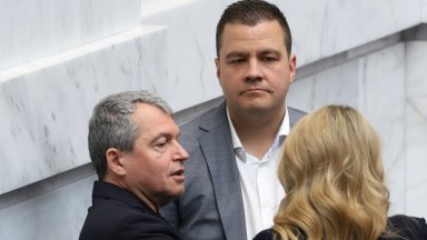От ИТН напуснаха пленарната зала заради декларация на ПП-ДБ за заплатите на младите лекари