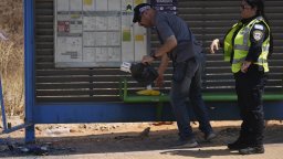 Автомобил се вряза в хора, чакащи на автобусна спирка край израелския град Кфар Йона