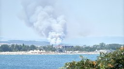 Голям пожар избухна край Несебър, туристи снимат от брега