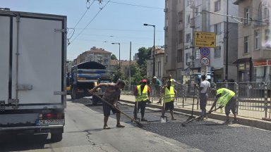 20 екипа ремонтират пътните платна и тротоари в София