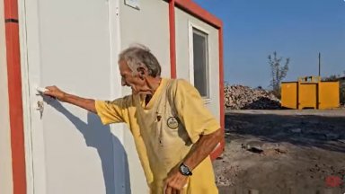 "Най-добрият човек в Бургас" получи нов дом, след като неговия изгоря и заживя в колата си