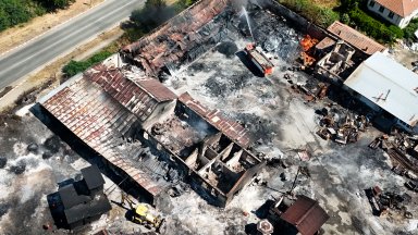 Пепел унищожени постройки и все още тлеещ на места огън