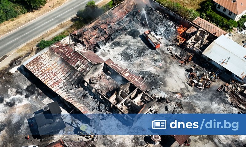 Пепел, унищожени постройки и все още тлеещ на места огън