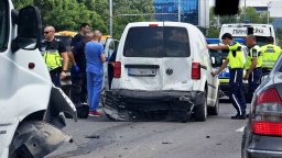3 коли се сблъскаха на "Цариградско шосе" в София (снимки)