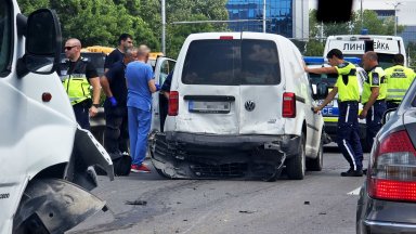 Три автомобила са на столичния бул в района на спирка
