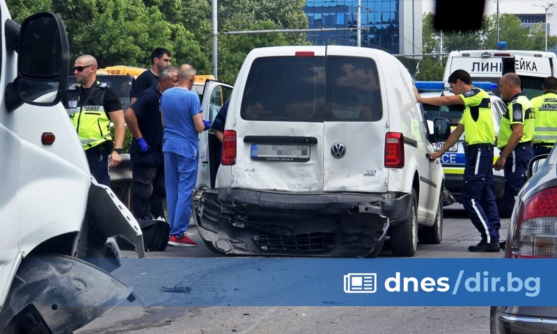 Три автомобила са на столичния бул. в района на спирка