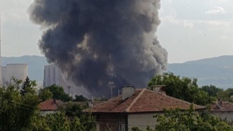 Горят вагони на ТЕЦ "Бобов дол", огнена стихия затвори пътя Бургас-Малко Търново