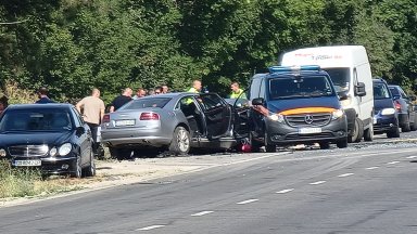 Челен сблъсък с три жертви на Подбалканския път, борят се за живота на майка и бебе (снимки)
