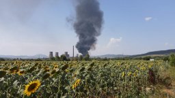 Горят вагони на ТЕЦ "Бобов дол", огнена стихия затвори пътя Бургас-Малко Търново (снимки/видео)