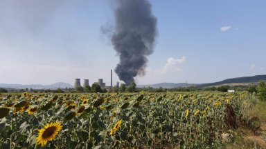Горят вагони на ТЕЦ "Бобов дол", огнена стихия затвори пътя Бургас-Малко Търново