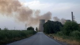 Горят вагони на ТЕЦ "Бобов дол", огнена стихия затвори пътя Бургас-Малко Търново (снимки/видео)