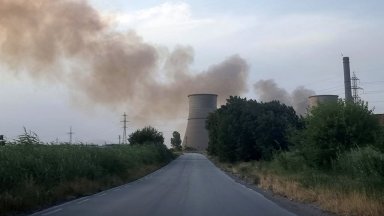 Горят вагони на ТЕЦ "Бобов дол", огнена стихия затвори пътя Бургас-Малко Търново (снимки/видео)