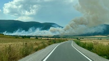 Пожар избухна в Трънско, горят къщи, търсят се доброволци за потушаване на огъня (видео)