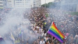 Десетки хиляди танцуваха под ритъма на техно музика на прайд парада в Берлин